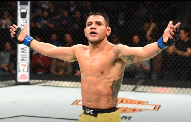 Rafael dos Anjos dá aula contra Lawler e cobra promessa de disputa de cinturão