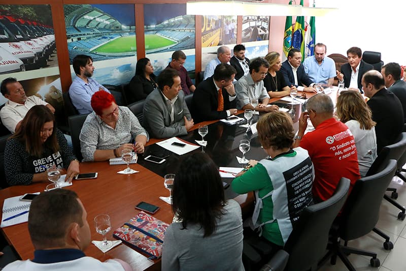 FOTOS: Governador recebe Fórum dos Servidores para discutir reequilíbrio financeiro do Estado