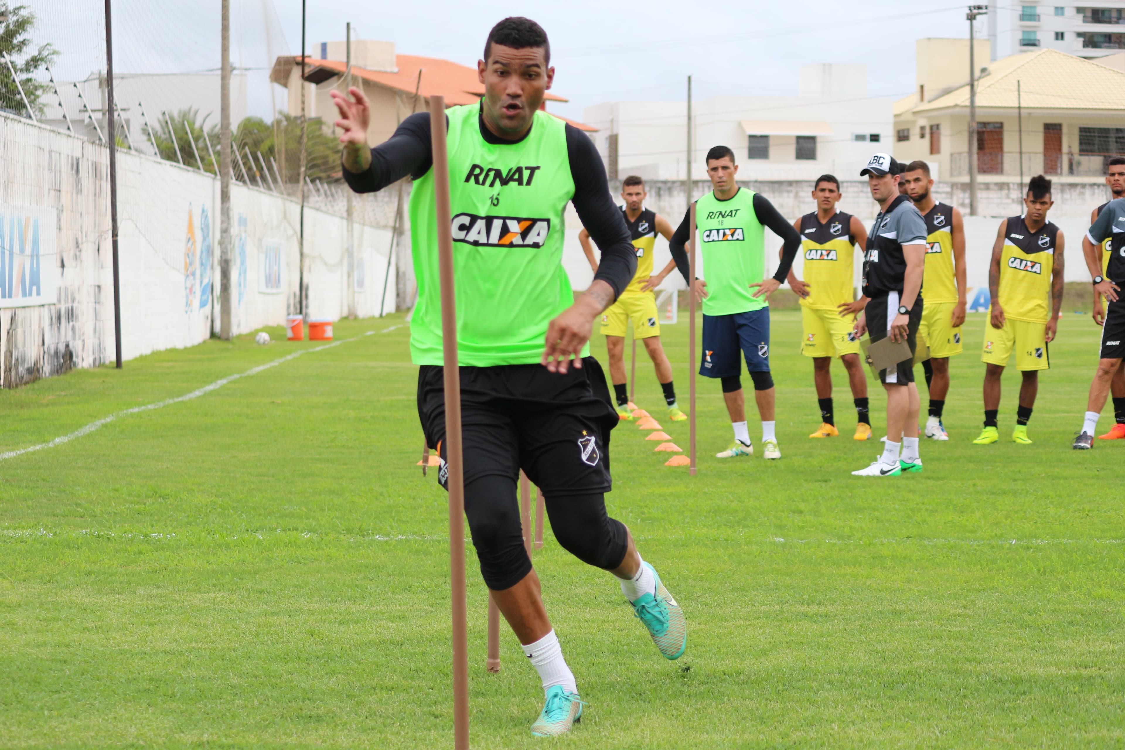 ABC: Edson comemora manutenção da base e espera dificuldades no Estadual