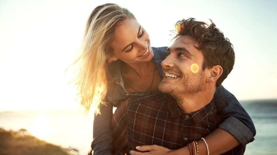 Casais felizes pra valer não ostentam amor nas redes sociais; outros 7 pontos também fazem a diferença