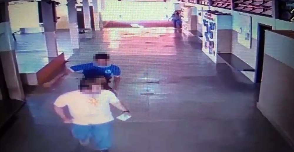 VÍDEO - (Covardia): Aluno de 15 anos agride inspetor de escola em SP com voadora pelas costas