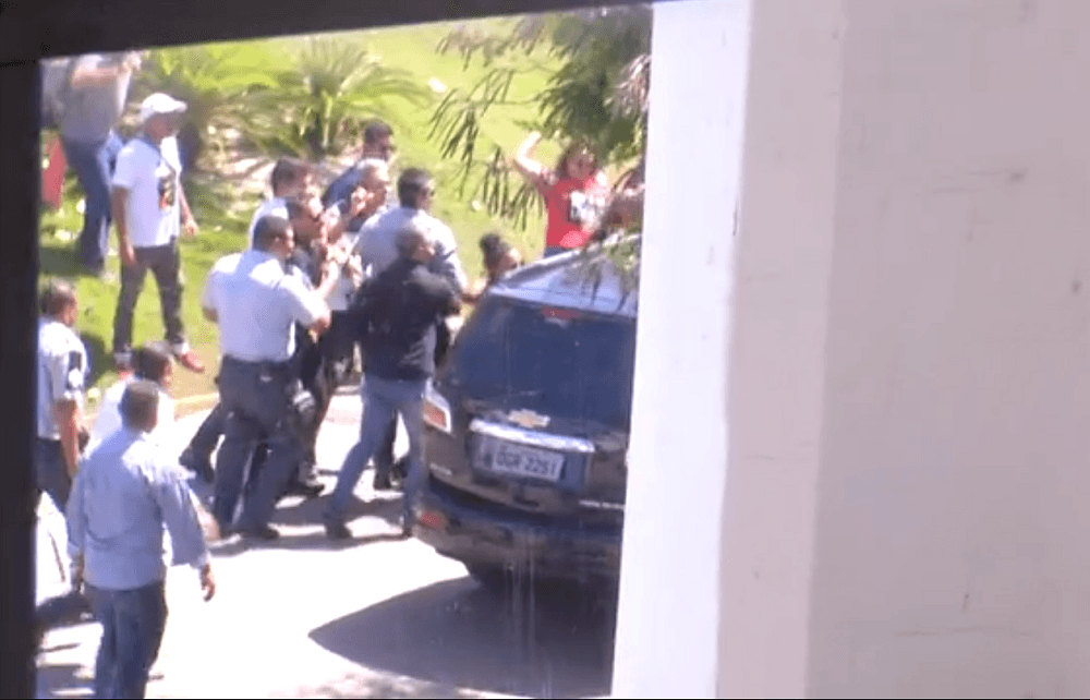 VÍDEO: Após reunião com sindicatos, carro com o governador é atacado na saída do centro administrativo