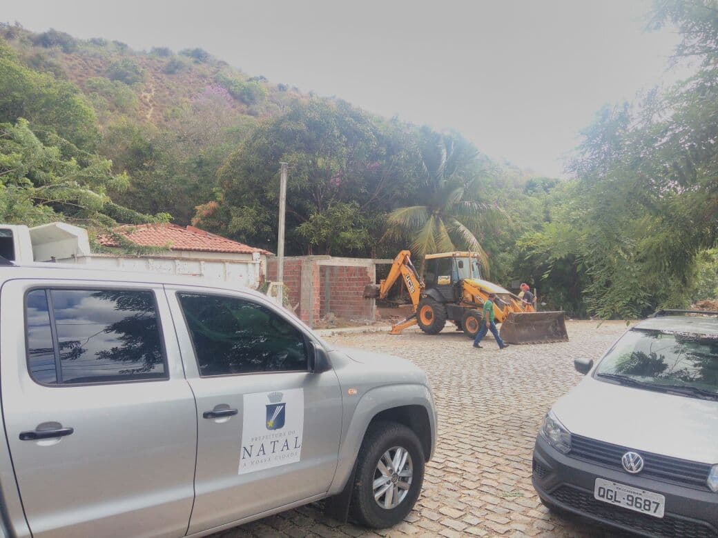 FOTOS: Operação conjunta da Prefeitura de Natal derruba construção irregular na ZPA -01 e Parque da Cidade
