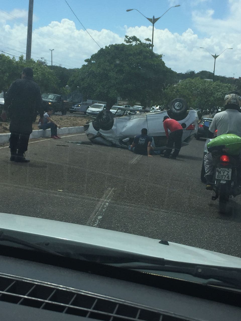 FOTO: Capotamento é registrado no prolongamento da Prudente de Morais