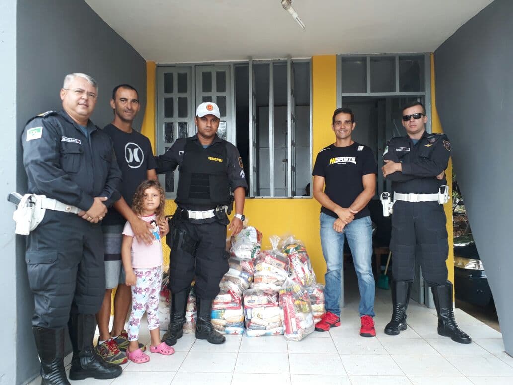 FOTO: Após campanha solidária, Federação de Triathlon do RN entrega cestas básicas para a Polícia Rodoviária Estadual