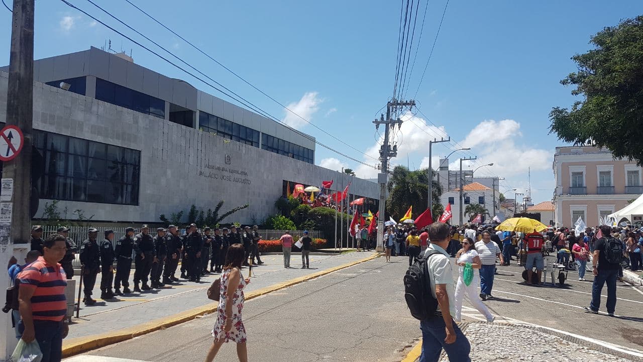 FOTOS E VÍDEO: Servidores e sindicalistas derrubam grades no entorno da Assembleia Legislativa em Natal