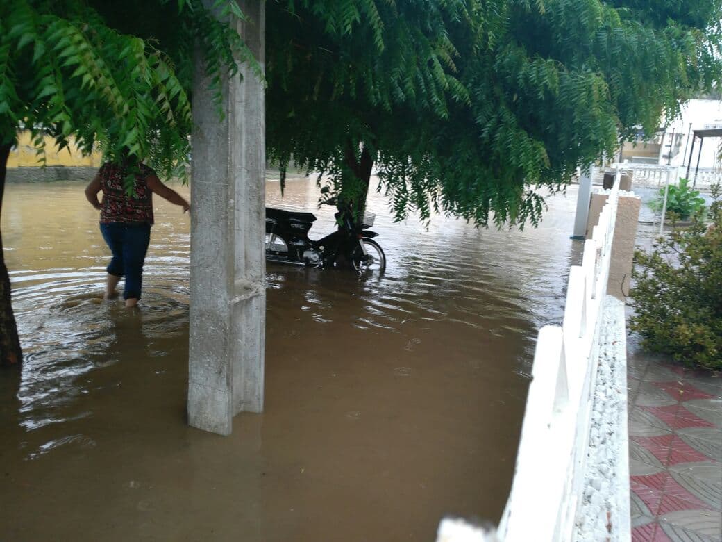 FOTOS E VÍDEO: Fortes chuvas em Assú e Jardim do Seridó provocam impressionantes alagamentos em vias públicas