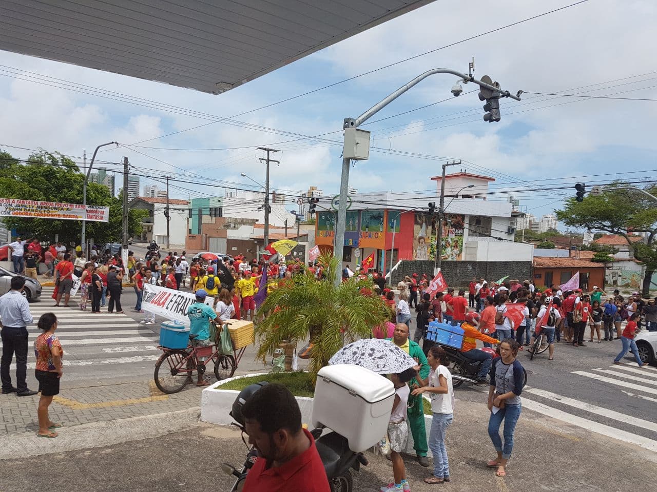 FOTO: Manifestantes a favor de Lula bloqueiam trânsito na Jaguarari com Mor Gouveia