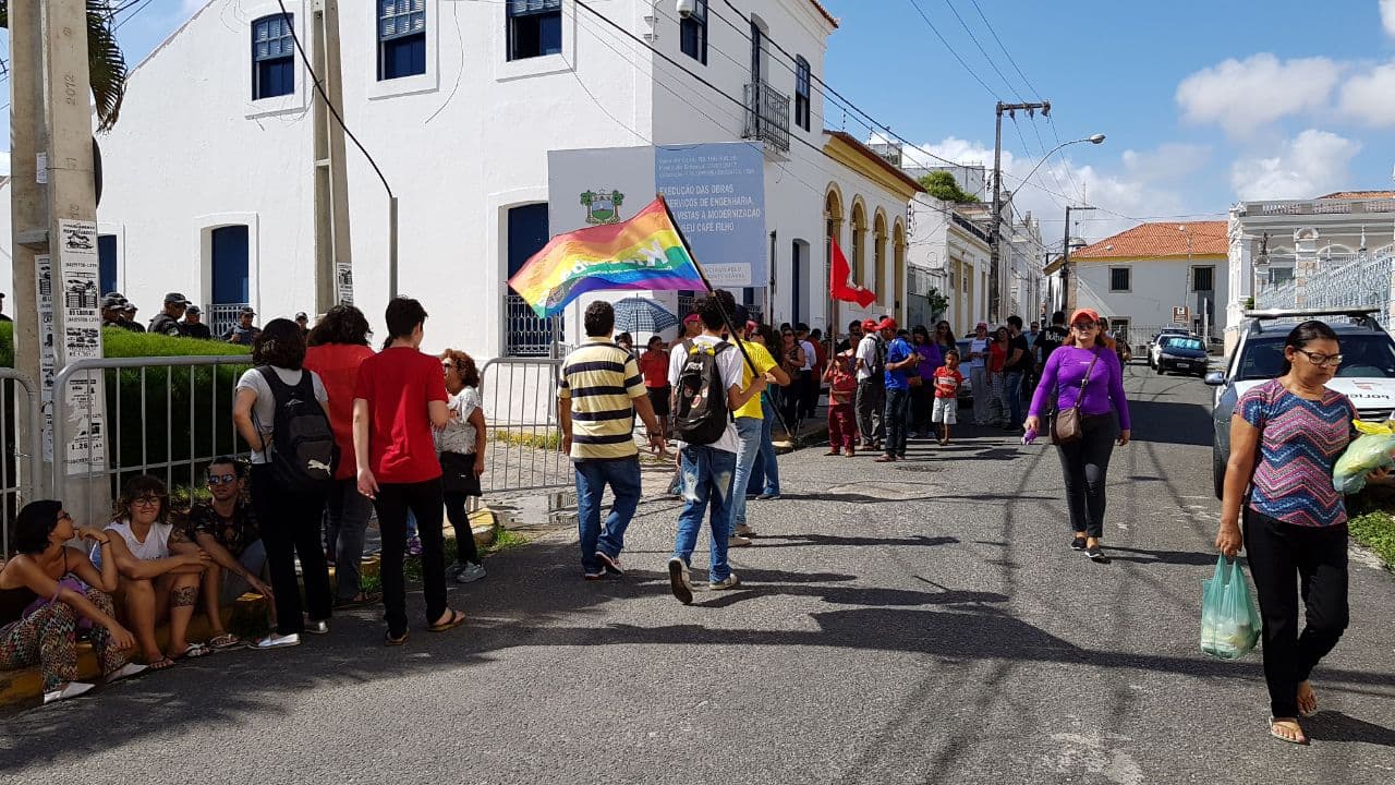 FOTOS: Militantes e até membros do MST impedem a entrada de servidores na AL; pneus queimados no entorno