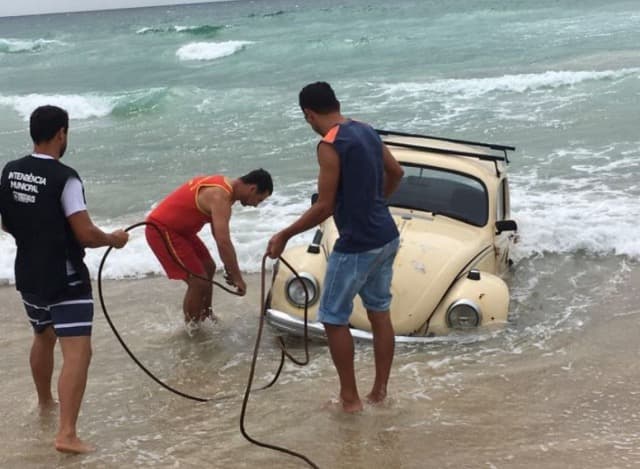 FOTOS: Fusca amanhece dentro do mar em praia de Florianópolis