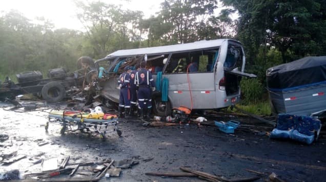 Acidente envolvendo vários veículos deixa mortos e feridos na BR-251