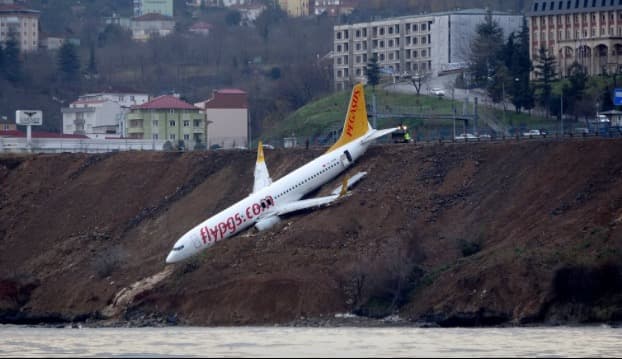FOTO: Avião derrapa na aterrissagem e cai em barranco na Turquia