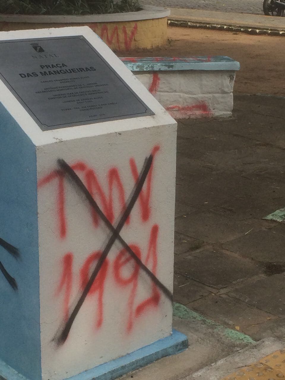 FOTOS: Praças e casas são alvos de vandalismo durante a madrugada
