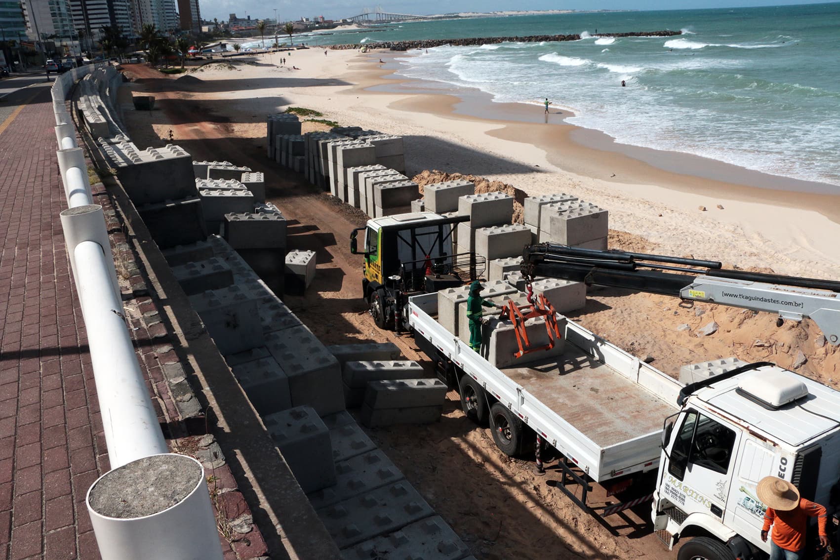 FOTOS: Governo constrói nova cortina de contenção na praia de Areia Preta, em Natal