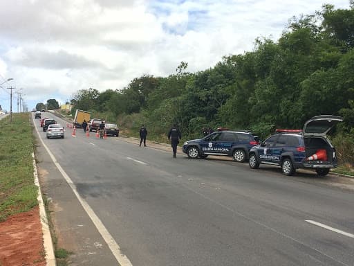 Caminhão perde duas rodas na BR-406, na saída do aeroporto para Natal