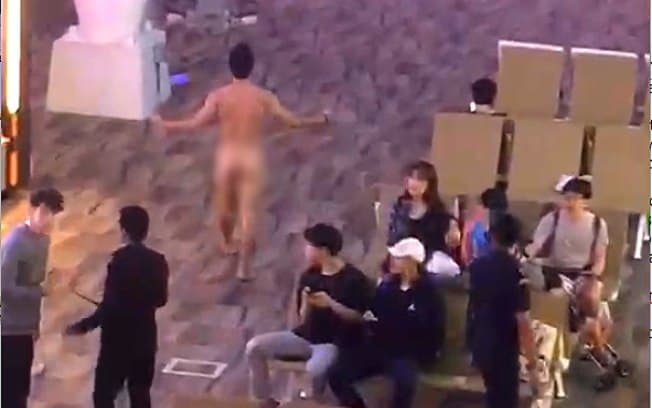 Em overdose de Viagra, homem fica pelado em aeroporto e joga cocô em passageiros