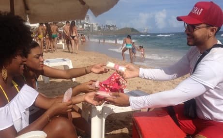 Estudante de Direito fatura R$ 900 por dia na praia com geladinho de vodca