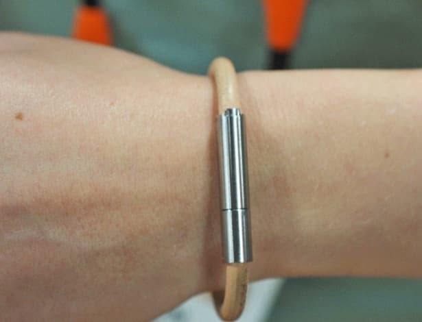 (FOTO) - Silencioso e mortal: bracelete usa mau cheiro para afastar bandidos