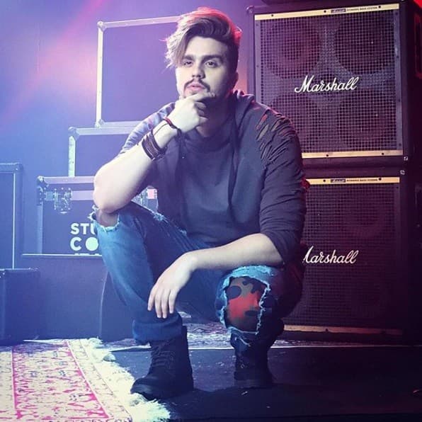 "Acordando o prédio", de Luan Santana, foi a canção mais executada nas rádios brasileiras em 2017