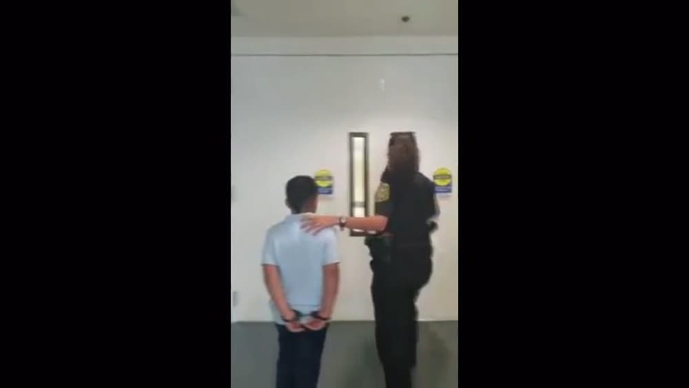 Garoto de 7 anos é retirado da escola algemado por agredir professora nos EUA