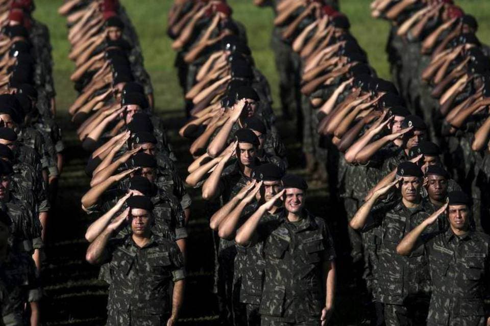 Aposentadoria militar pesa 16 vezes mais a do INSS