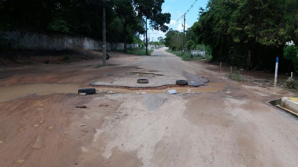 FOTOS: Buracos atrapalham vida de moradores e motoristas em Emaús