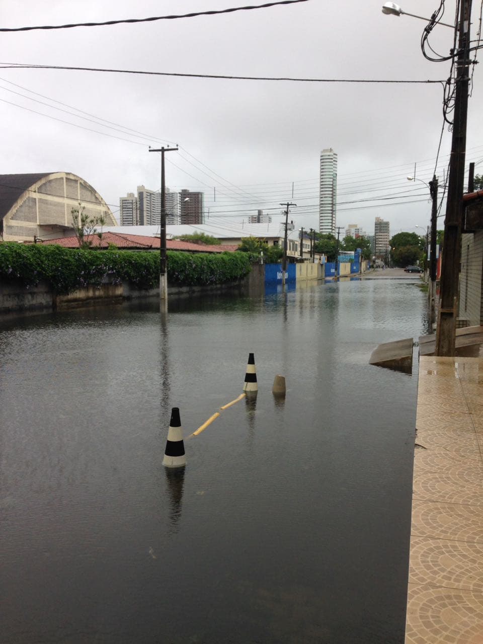FOTOS: Rua Mipibu amanhece toda alagada
