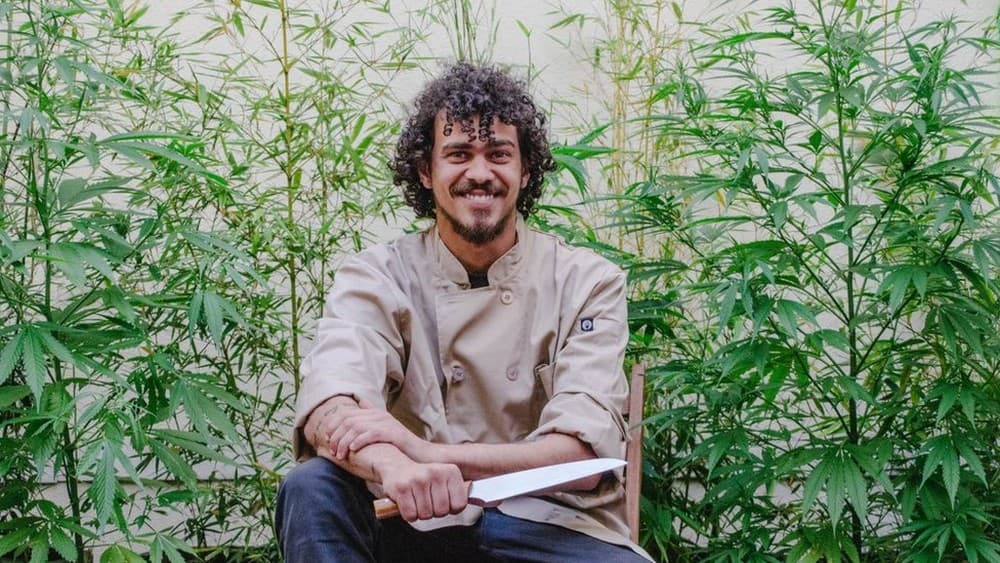 FOTOS: Brasileiro vira ‘chef da maconha' no Uruguai e cozinha para até 130