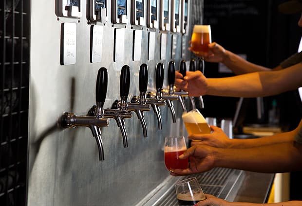 Casas oferecem self-service de cerveja, e clientes decidem quanto querem beber e pagar