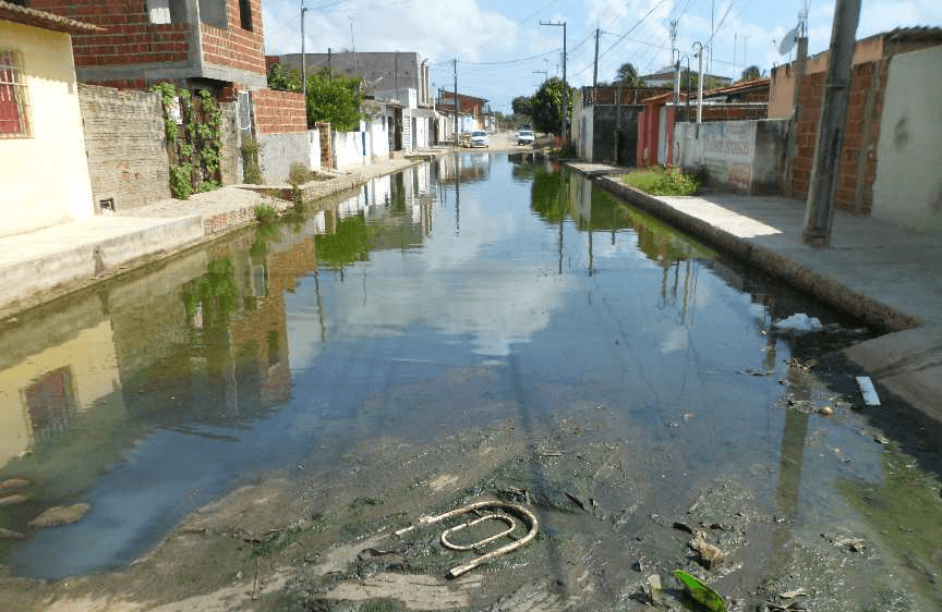 FOTOS: MPRN consegue decisão na Justiça para garantir limpeza urgente de rua alagada na zona Norte de Natal