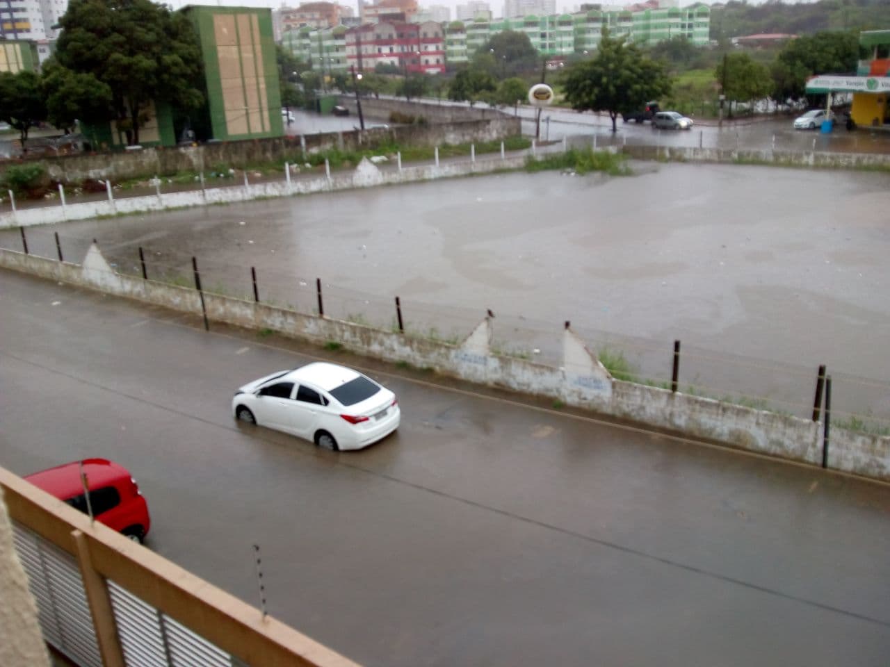FOTOS: Lagoa de Captação de Cidade Verde transborda e alaga ruas paralelas