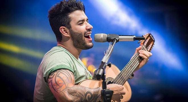 VÍDEO: Cantor Gusttavo Lima atira com fuzil e diz apoiar Bolsonaro