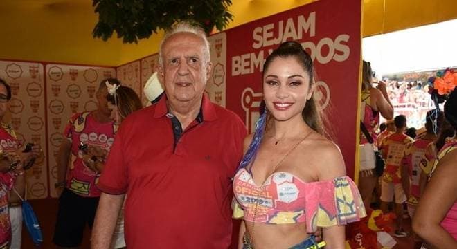 FOTO: ‘Até prefiro homens maduros', diz ex-BBB sobre deputado 42 anos mais velho
