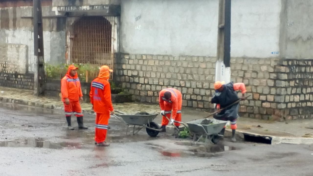 MUITA PORCARIA JOGADA NAS RUAS - (FOTOS): Urbana realiza limpeza de lagoas de captação e bocas de lobo