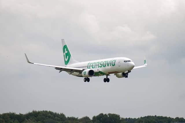 Avião faz pouso de emergência para retirar passageiro com gases