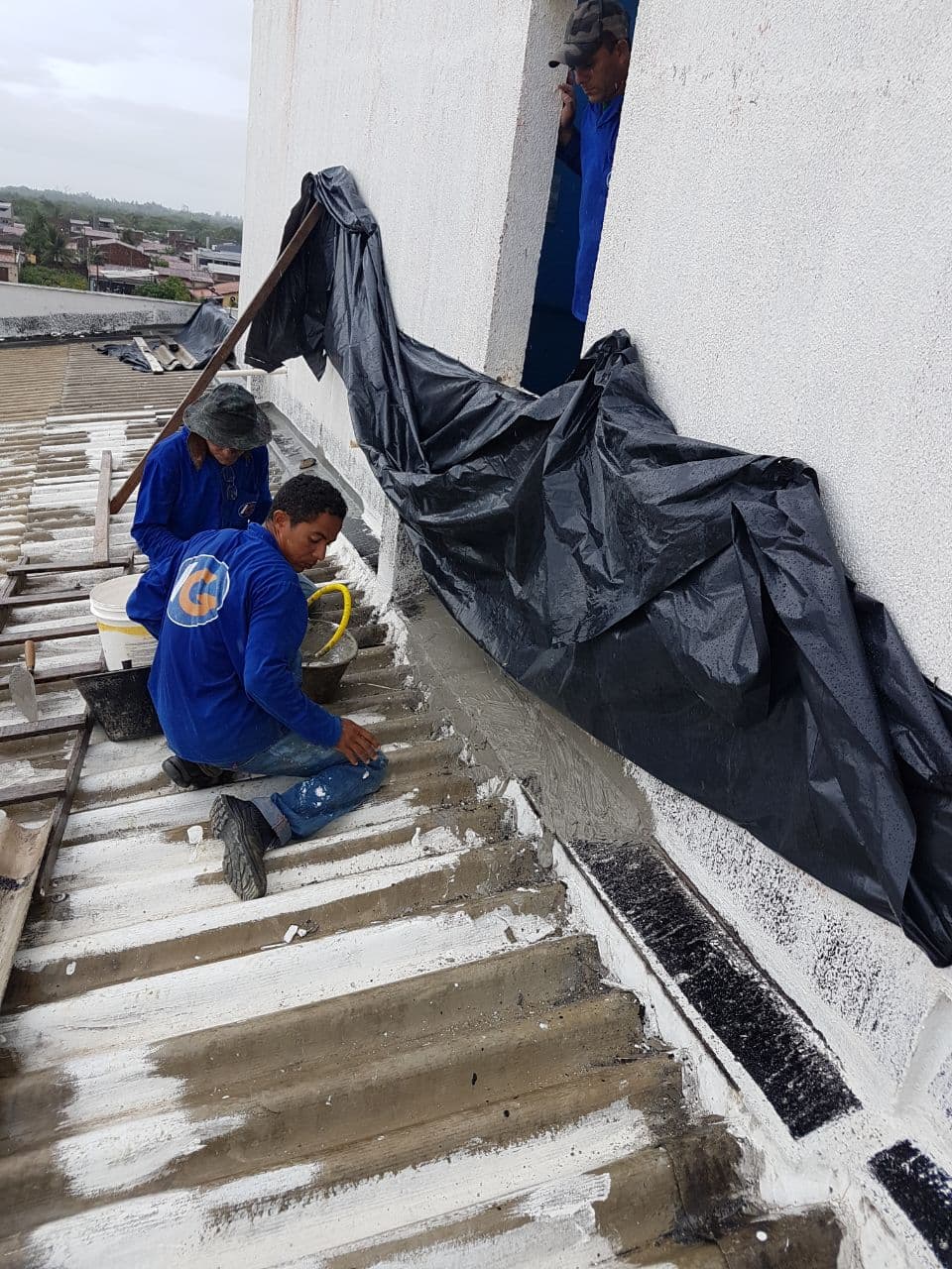 VÍDEO: Leitora expõe transtornos causados por infiltração em prédio novo; construtora responde realizando reparo