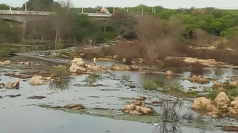 FOTO: Chuvas aumentam transbordo do barramento do Rio Piranhas