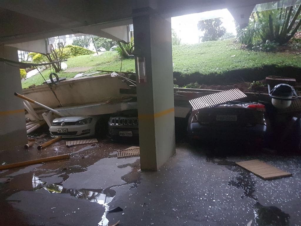 FOTOS: Piso cede e esmaga carros em prédio em Brasília