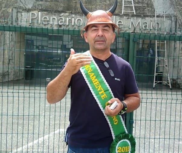VÍDEO: Presidente da Associação dos Cornos é expulso da Assembleia por usar chifres: "Me senti humilhado"