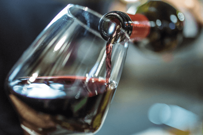 Beber vinho ajuda a evitar cáries e gengivite; veja por quê