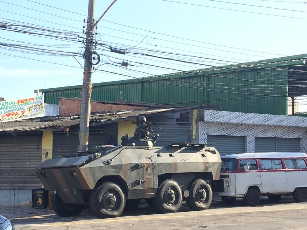 Ação no RJ com 3,4 mil militares tem tiroteio, via fechada e 8 presos