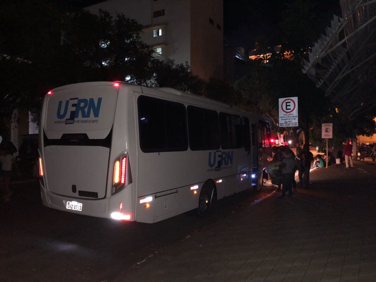 Micro-Ônibus da UFRN é usado para transportar manifestantes do MST