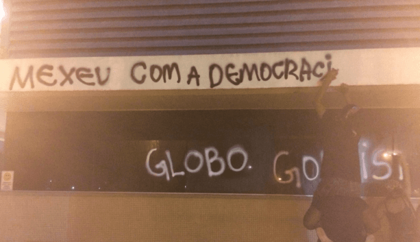 FOTOS: MST vandaliza O Globo