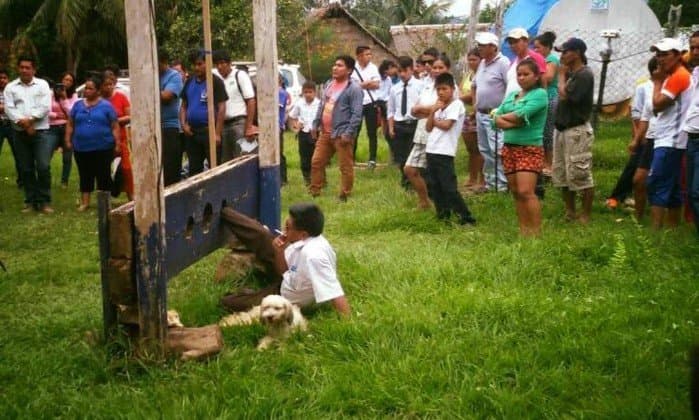 FOTO: Prefeito de cidade na Bolívia é amarrado por ‘não cumprir promessas'