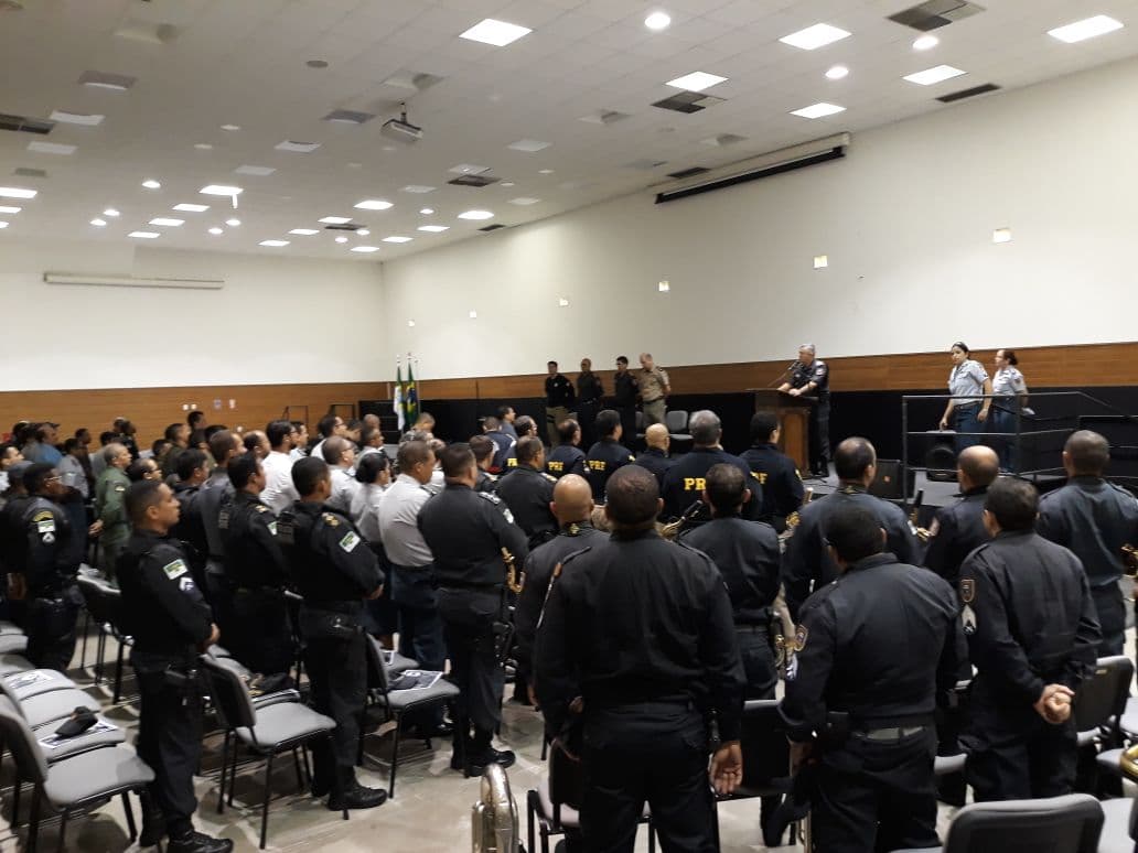 FOTO: Após morte de 6º PM no RN este ano, policiais fazem um minuto de silêncio