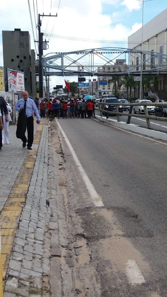 Integrantes do MST bloqueiam acesso ao Motores do Desenvolvimento, em Natal