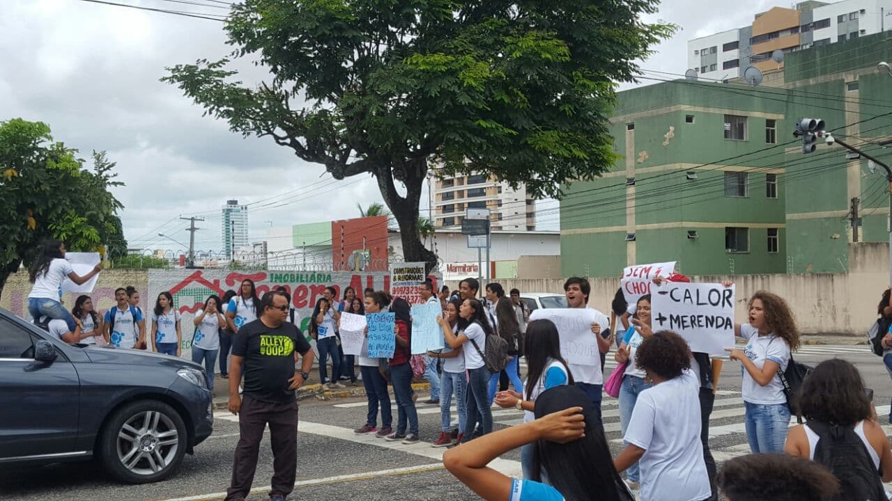 CALOR INSUPORTÁVEL (FOTOS): Alunos da Escola Estadual Edgar Barbosa protestam em Natal por causa de ventiladores e ar-condicionados quebrados