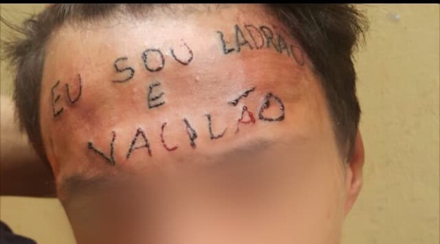 Tatuado com ‘ladrão e vacilão' na testa é preso por furtar desodorantes em SP