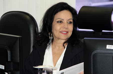Indústria deve descontar contribuição sindical de trabalhadores, decide juíza do trabalho no RN