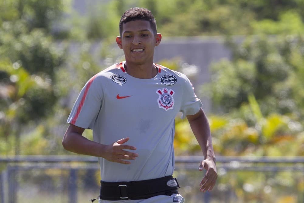 Potiguar Matheus Matias completa um mês de Corinthians e deve estrear no banco contra o Bragantino nesta quinta